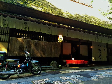 21カブはどんな景色にも溶け込みます（京都嵯峨野にて）