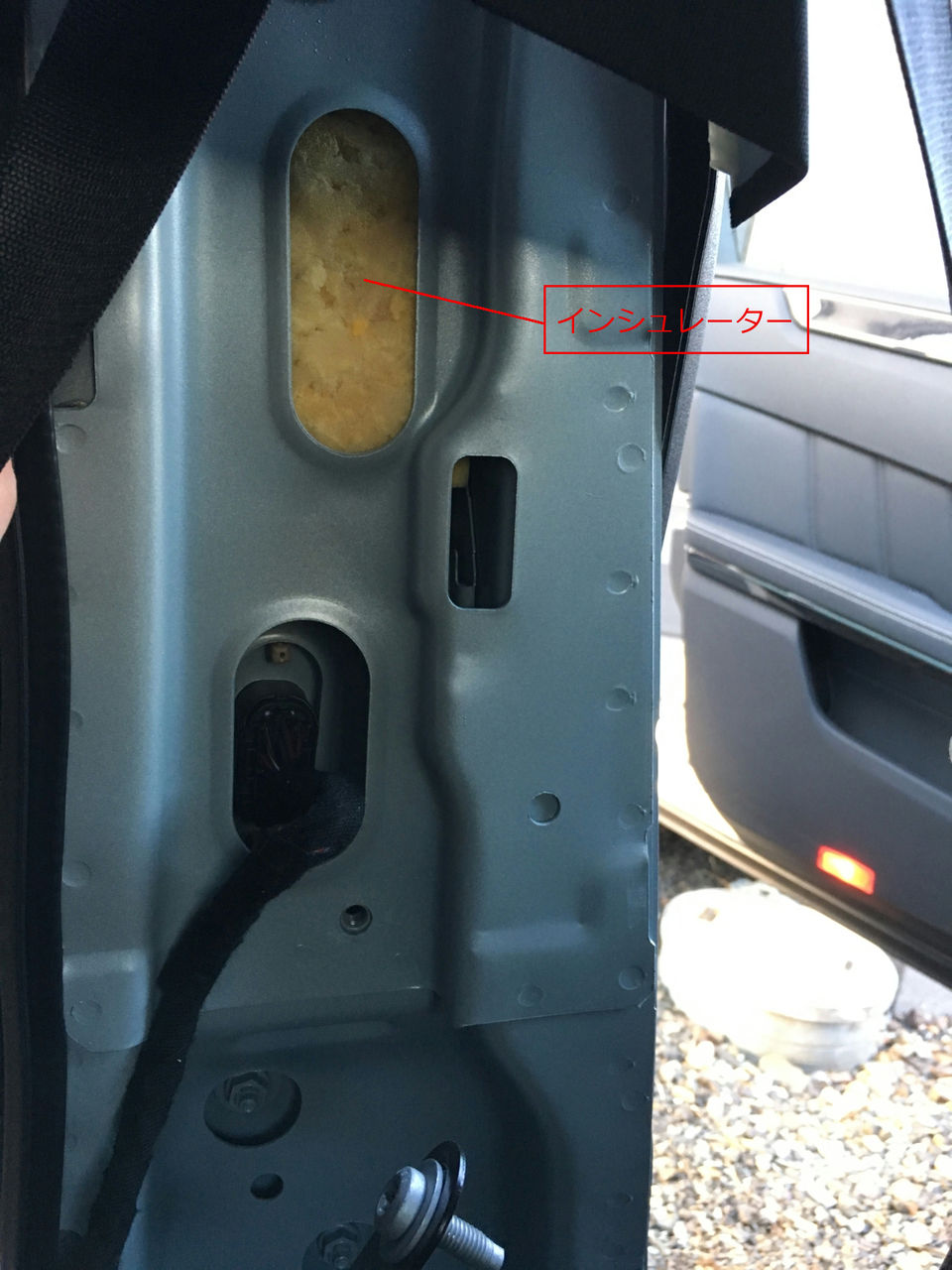 ベンツw4 W212 リアドアの建付けを調整してみました Diy実践日記 ベンツw4 W212 リアドアの建付けを調整してみました Diy実践日記