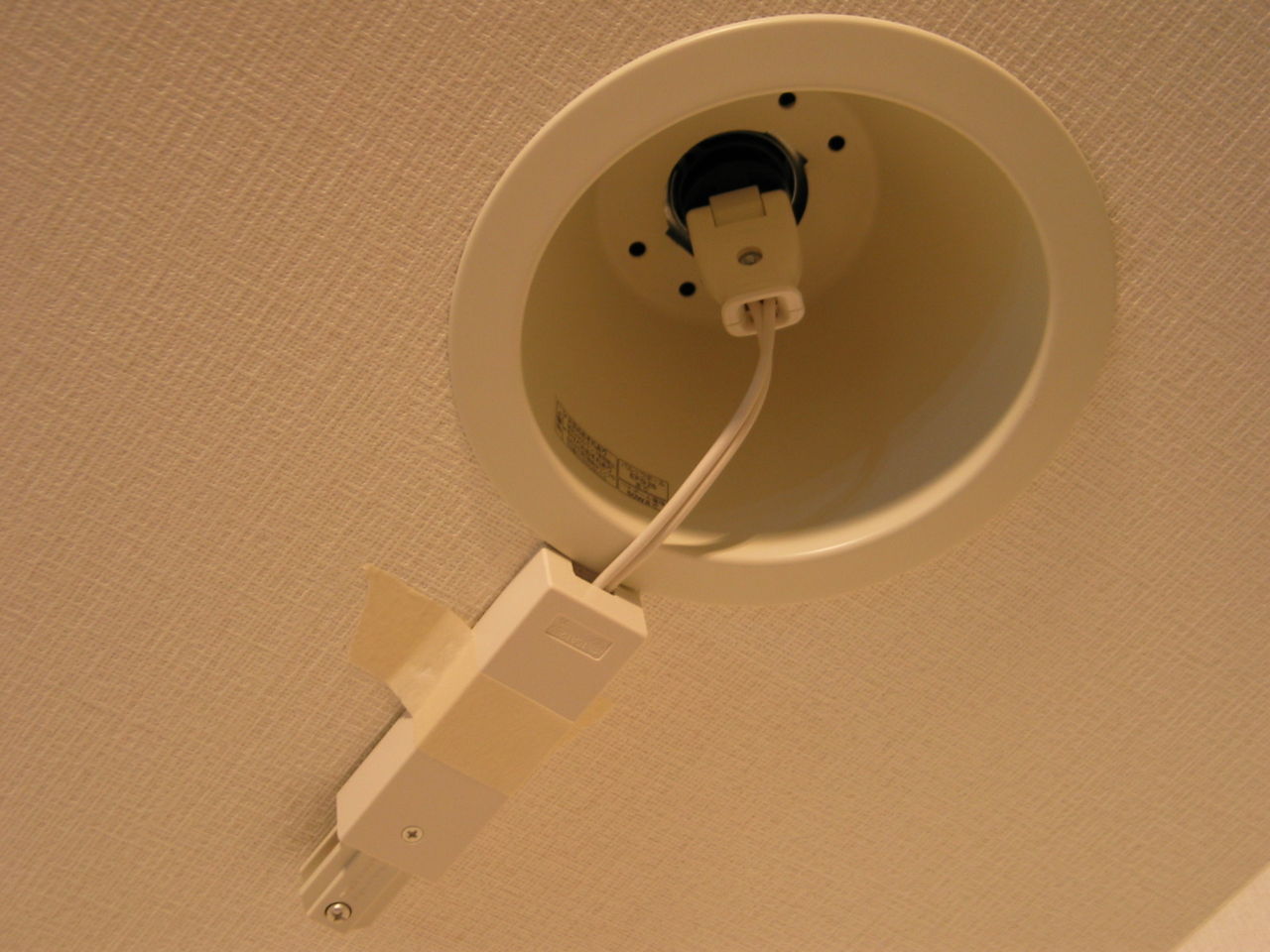 DIY実践日記♪ 家のこともちゃんとやってます！ 娘の長靴みがきとDIYで配線ダクトレールを増設しました。