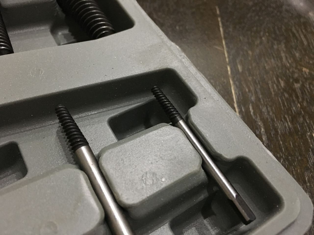 ナンバープレートの折れたボルトを取る オートポンチとエキストラクター Diy実践日記 ナンバープレートの折れたボルトを取る オートポンチとエキストラクター Diy実践日記