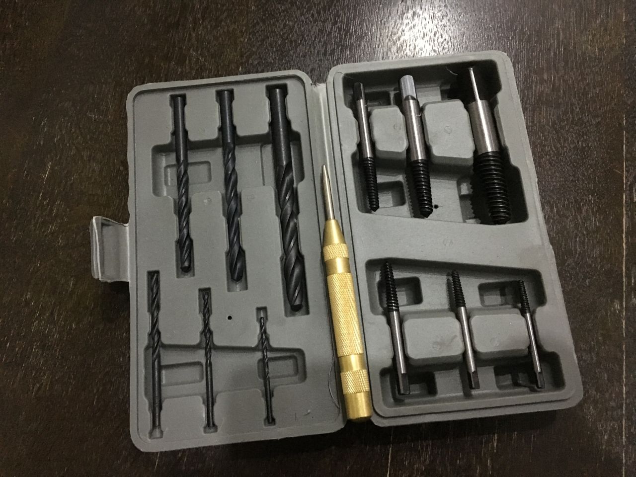 ナンバープレートの折れたボルトを取る オートポンチとエキストラクター Diy実践日記 ナンバープレートの折れたボルトを取る オートポンチとエキストラクター Diy実践日記