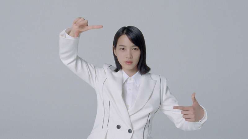 ☆ 【芸能】 のん:CMでビシッとした白パンツスーツ姿 元気いっぱい次々ポーズ「テンション上がりました」 ! : 芸能ニュース365