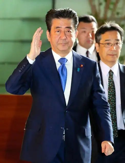 【画像】安倍首相、気合い入れすぎて変な髪型になってしまう