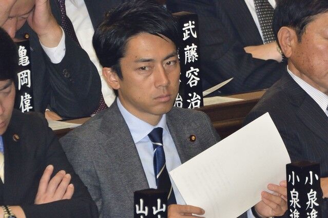 【週刊文春】「ポスト安倍」人気急落　小泉進次郎は滝クリ結婚で何を失ったのか――「プリンスは必ず転落する」