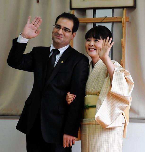 【芸能】泰葉「感無量だわ…」　イラン人のメィヒディ・カーゼンプールさんとの婚約会見を開く