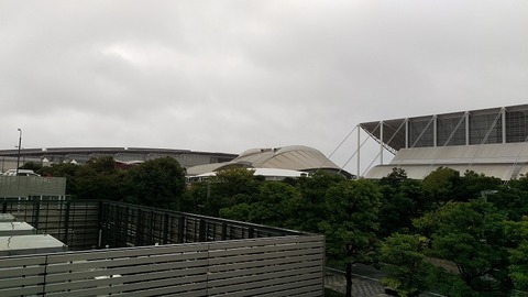 小雨の幕張メッセ