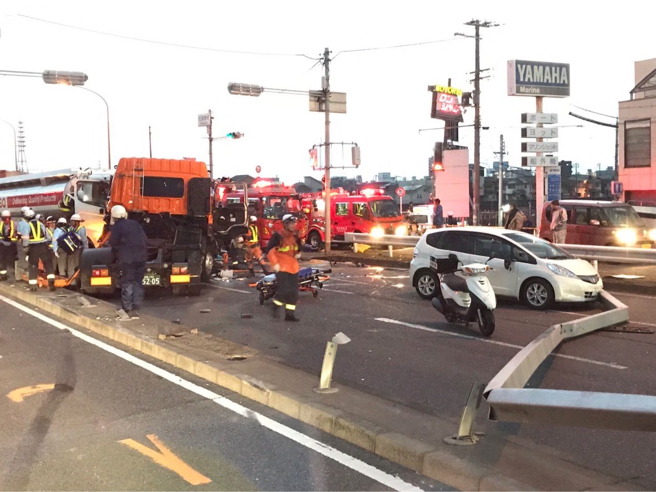大阪臨海線 石津漁港交差点で大型トレーラーとタンクローリーの正面衝突事故で渋滞 S Sakc Fのblog