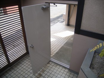 塗り替え後の鉄扉