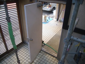 施工前の鉄扉