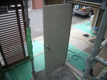 鉄扉錆止塗り終了