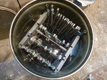 ペール缶刷毛保管容器 内側
