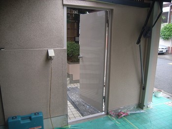 鉄扉塗装仕上がりの状態
