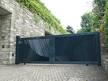 鉄の門扉(Automatic Wrought Iron Gates)