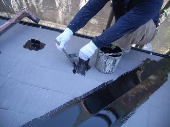 カラーベスト屋根雪止め金物の下の上塗1回目