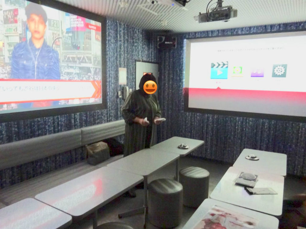 カラオケ店のプロジェクタールームで 宝塚鑑賞会 洗濯日和 カラオケ店のプロジェクタールームで 宝塚鑑賞会 洗濯日和