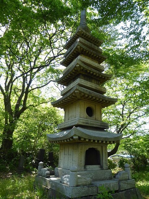 宝塔寺石造り五重塔 （秋田市） : くぐる鳥居は鬼ばかり