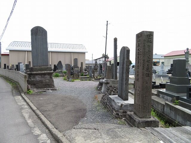 旧薬王院墓地 （浪岡） : くぐる鳥居は鬼ばかり