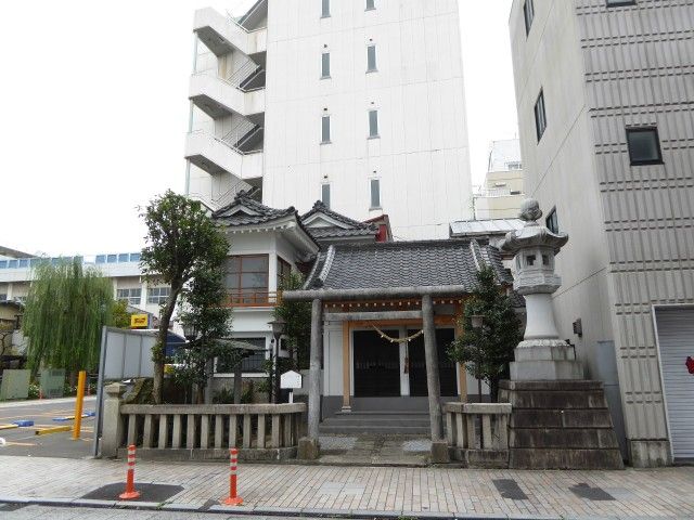 曲師町琴平神社 宇都宮市 くぐる鳥居は鬼ばかり
