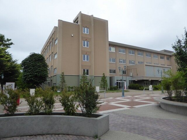 旧官立弘前高等学校在校生名簿碑 （弘前大学） : くぐる鳥居は鬼