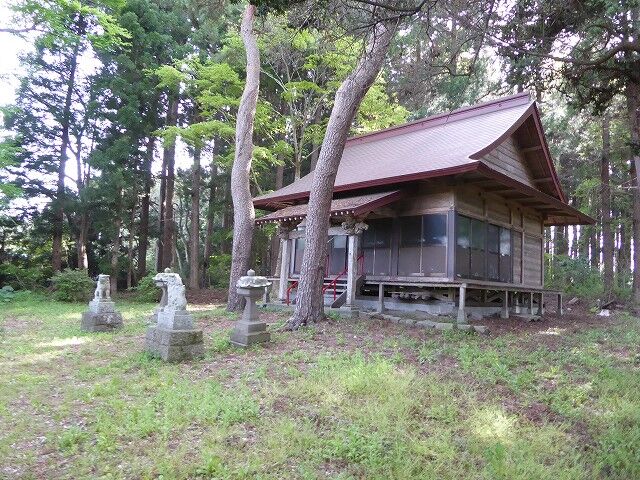 石吞若宮八幡宮 （五戸町上市川） : くぐる鳥居は鬼ばかり