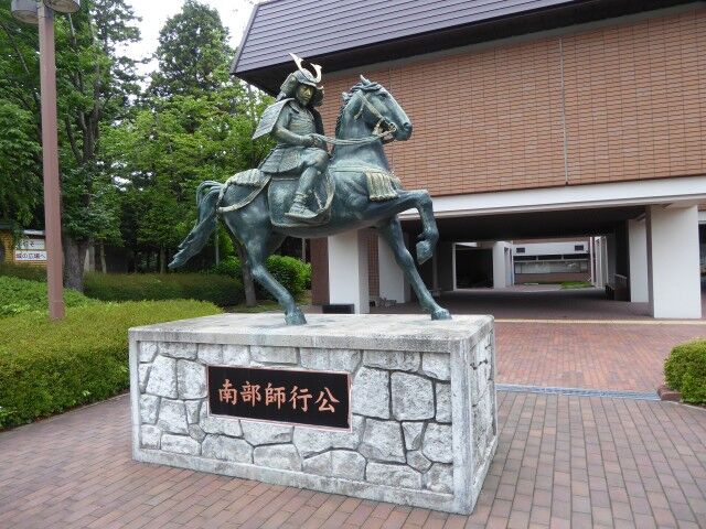 根城の広場 (根城跡 / 八戸市) : くぐる鳥居は鬼ばかり 根城の広場 (根城跡 / 八戸市) : くぐる鳥居は鬼ばかり