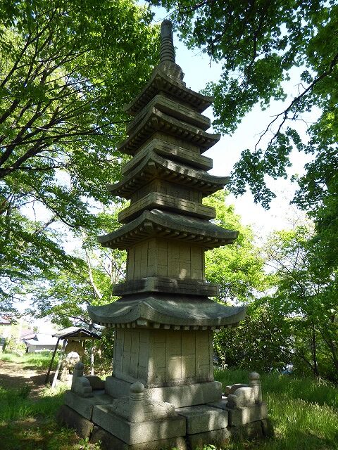 宝塔寺石造り五重塔 （秋田市） : くぐる鳥居は鬼ばかり