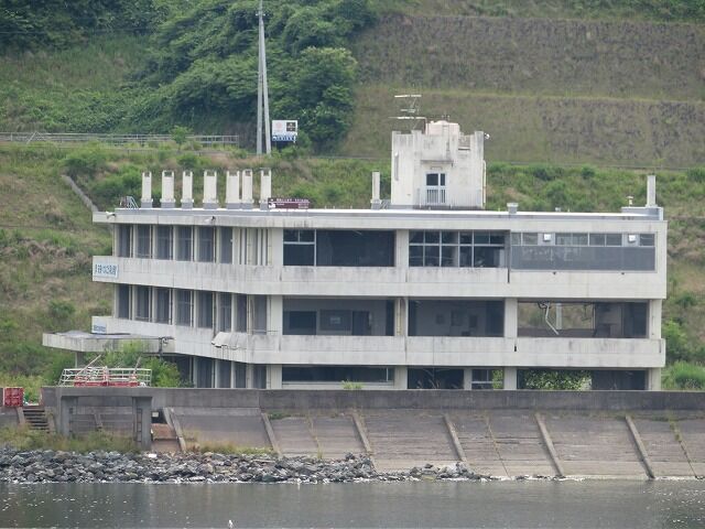 気仙中学校 （陸前高田市） 震災遺構 : くぐる鳥居は鬼ばかり