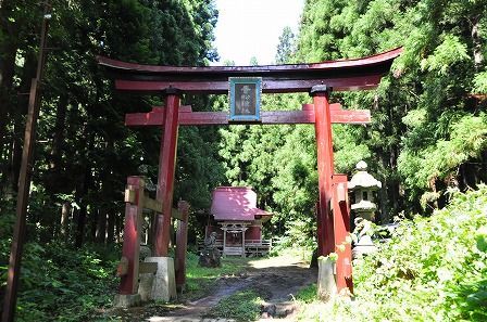貴船神社 （大鰐町三ツ目内小谷） : くぐる鳥居は鬼ばかり