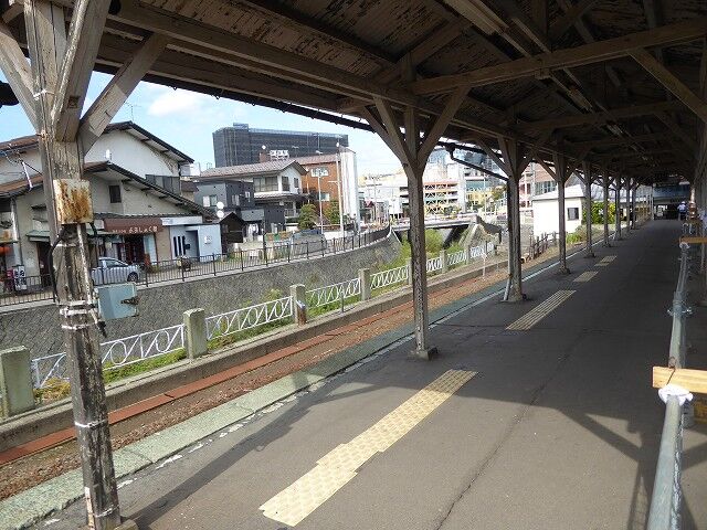 中央弘前駅 くぐる鳥居は鬼ばかり