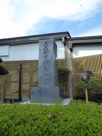 身照寺 （宮澤賢治墓所） : くぐる鳥居は鬼ばかり