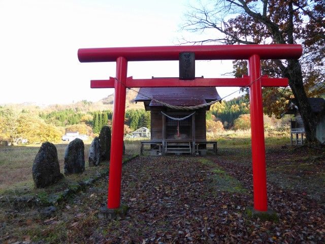 蛭児堂神社 田沢湖潟 くぐる鳥居は鬼ばかり 蛭児堂神社 田沢湖潟 くぐる鳥居は鬼ばかり