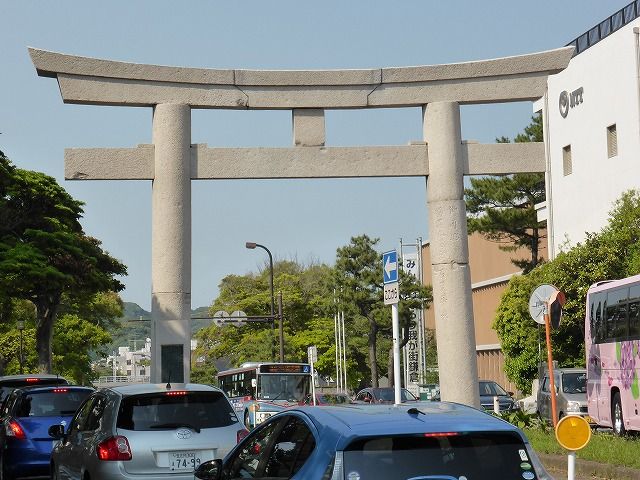 鶴岡八幡宮若宮大路 一の鳥居 二の鳥居 段葛 神奈川県鎌倉市 くぐる鳥居は鬼ばかり 鶴岡八幡宮若宮大路 一の鳥居 二の鳥居 段葛 神奈川県鎌倉市 くぐる鳥居は鬼ばかり