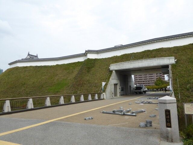 宇都宮城址公園 : くぐる鳥居は鬼ばかり 宇都宮城址公園 : くぐる鳥居は鬼ばかり