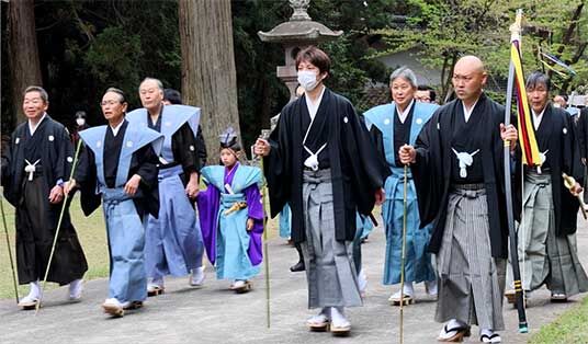 例大祭本殿へ-001