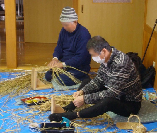 西方わらいじ作りの様子002