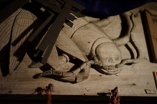 毘沙門堂 ムカデの彫刻