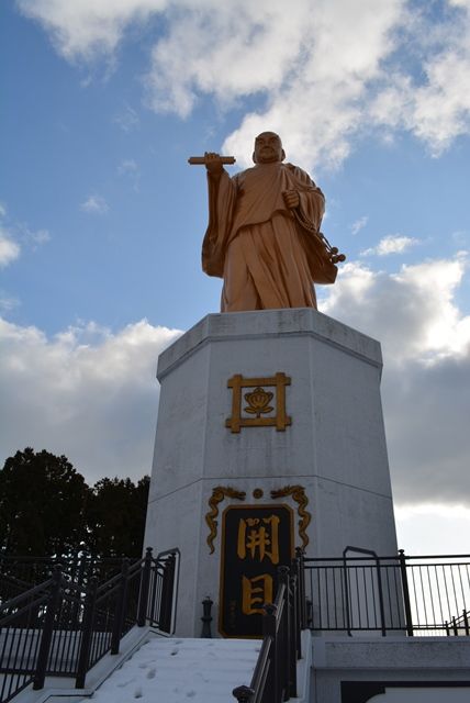 【保障できる】 神社仏閣】雪景色に映える、黄金に輝く日蓮聖人像（総高26m 仏教