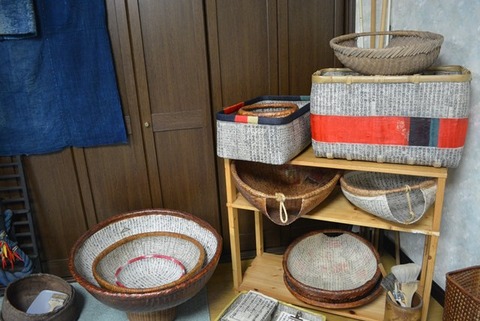 佐渡古民家風カフェ妙生庵田二階一閑貼展示