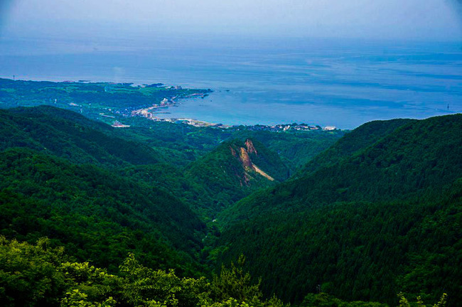 道遊の割戸を大佐渡スカイラインから望む