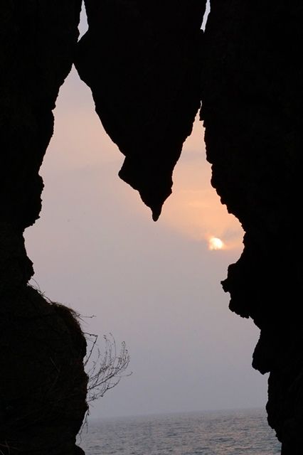佐渡弁慶のはさみ岩夕陽3月1