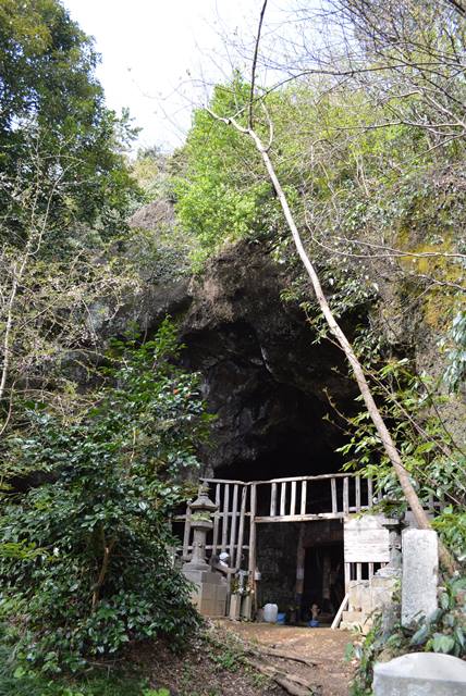 佐渡百選岩屋山石窟2