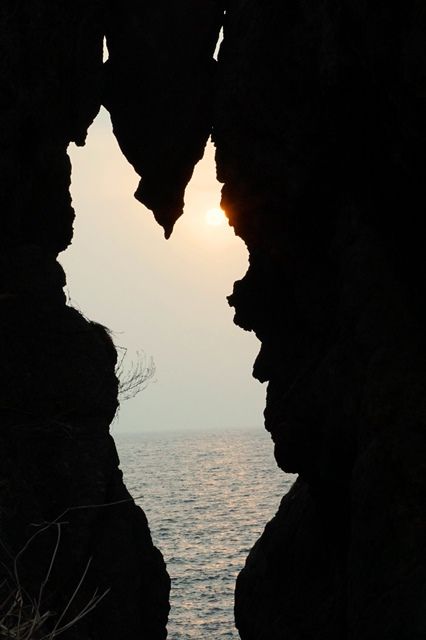 佐渡弁慶のはさみ岩夕陽3月4