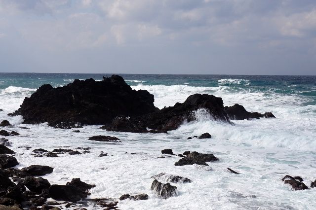 冬の風景 初雪のようにふわりと舞い上がる波の華 花 越佐海峡冬景色 佐渡旅 Sadotabi