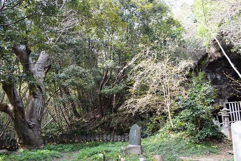佐渡百選岩屋山石窟1