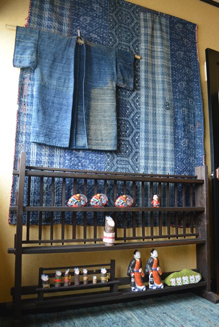 佐渡古民家風カフェ妙生庵田二階農作業着展示