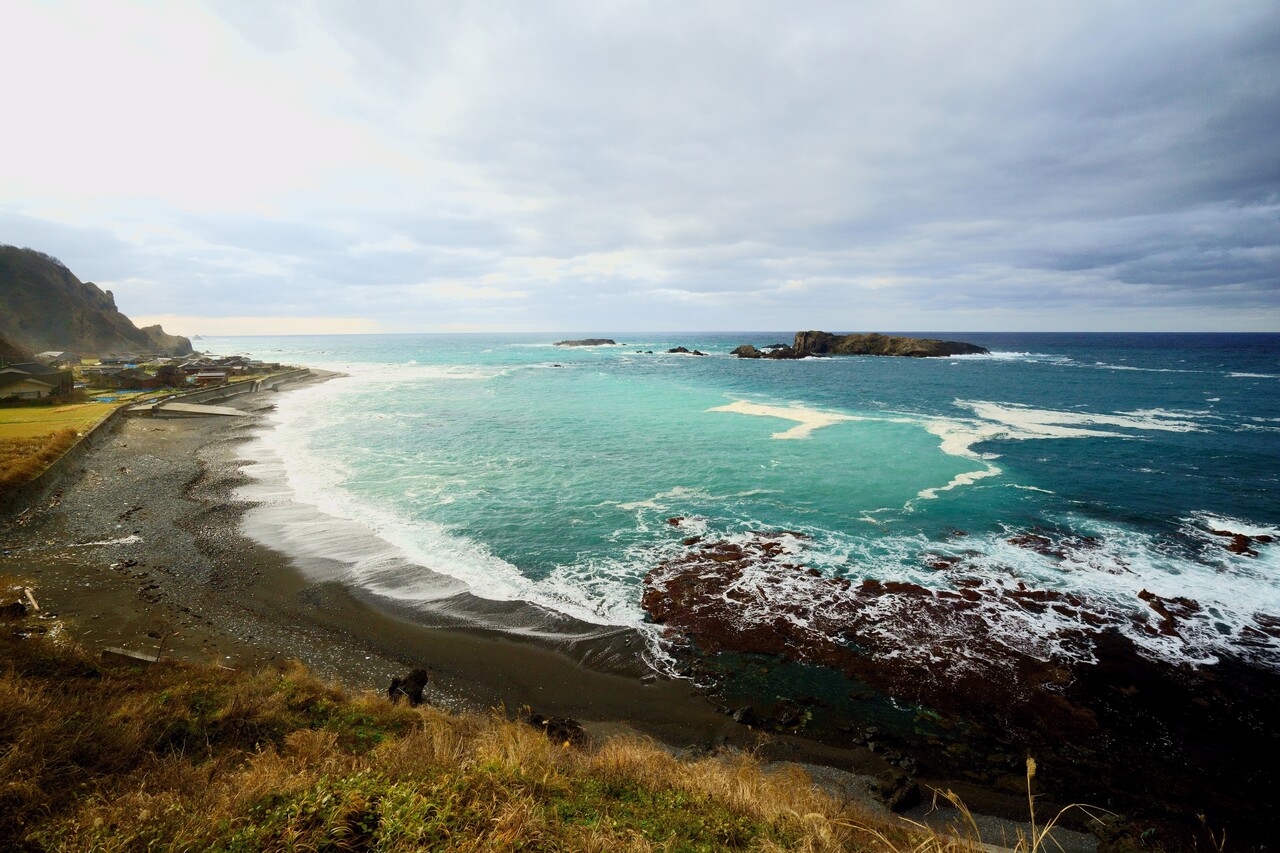 風景 美しい冬の海岸線 白波が繊細なレースのような矢柄の風景 佐渡旅 Sadotabi