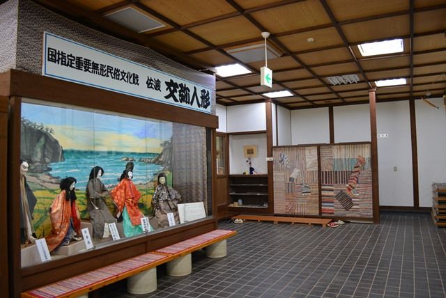 体験 相川技能伝承展示館で裂き織 無名異焼体験 人間国宝の作品展示も 佐渡旅 Sadotabi