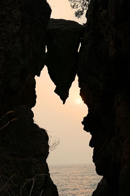 佐渡弁慶のはさみ岩夕陽3月2
