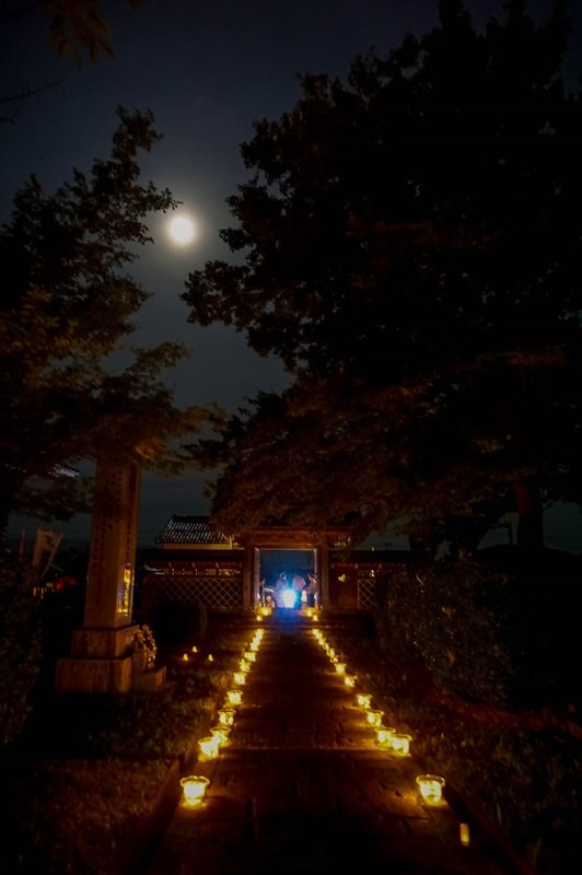 正法寺ろうそく能配所の月