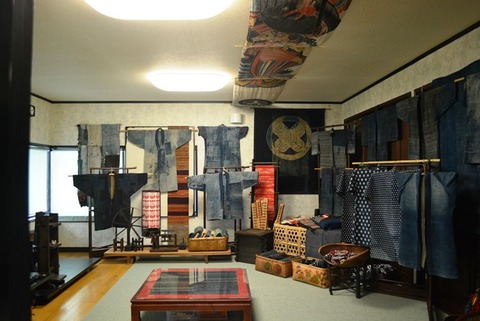 1佐渡古民家風カフェ妙生庵田二階農作業着展示1